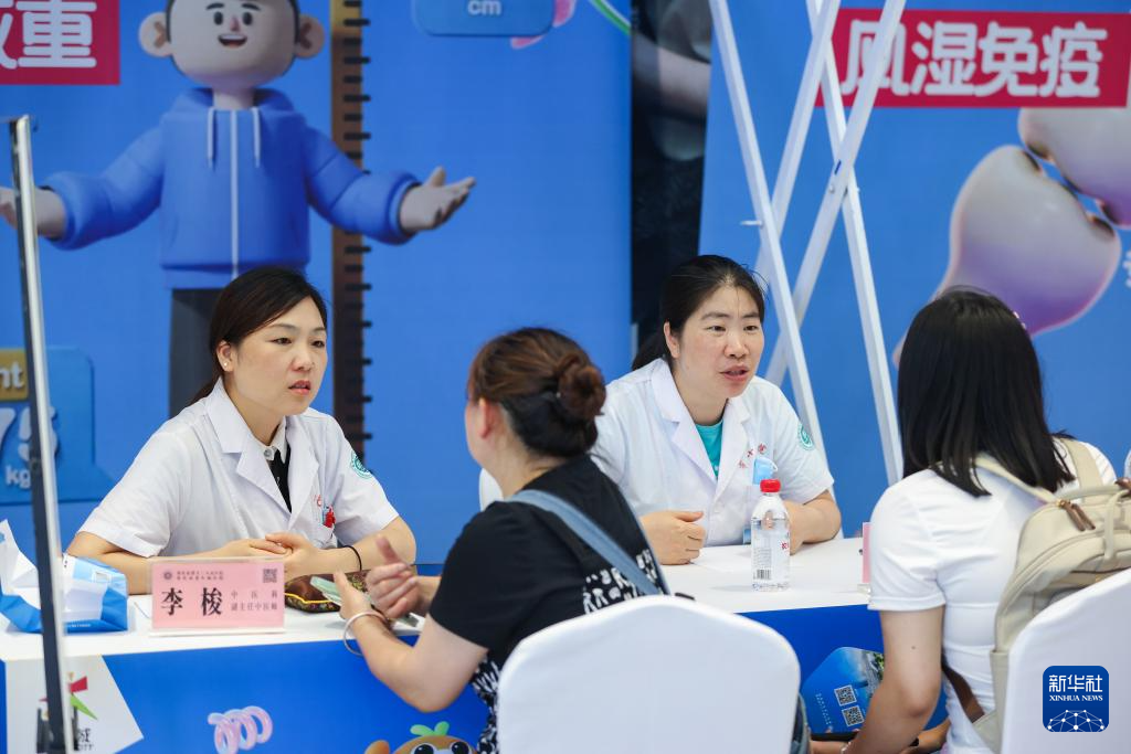 重庆：“健康夜市”义诊活动为群众健康服务