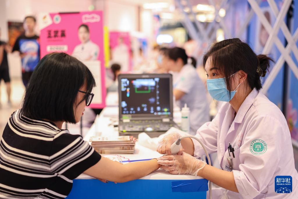 重庆：“健康夜市”义诊活动为群众健康服务