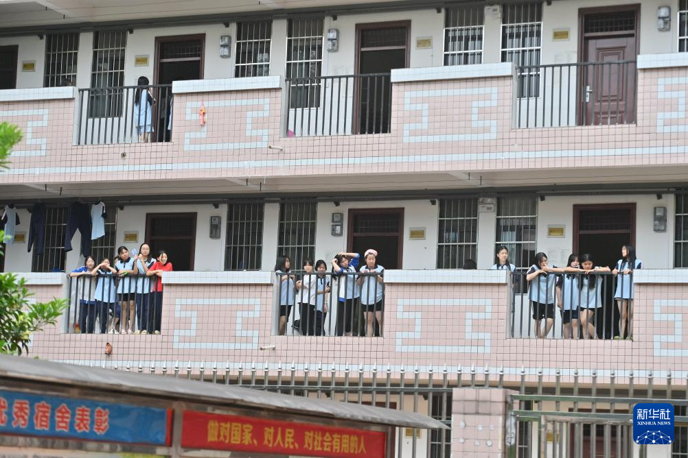 强降雨引发内涝 广西天峨县紧急转移400多名受困师生