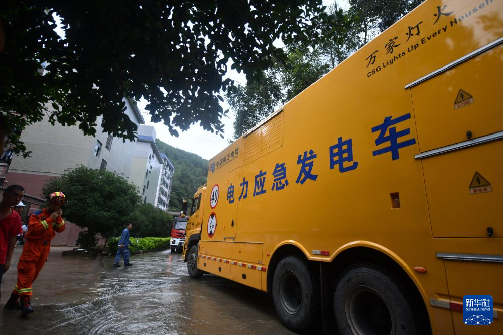 强降雨引发内涝 广西天峨县紧急转移400多名受困师生