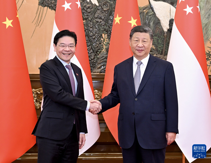 习近平会见新加坡总理黄循财