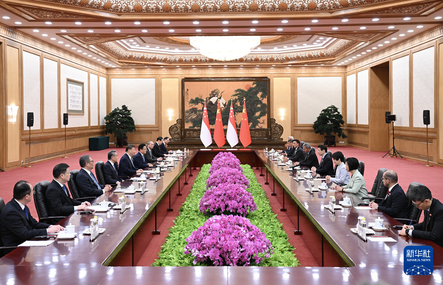 习近平会见新加坡总理黄循财