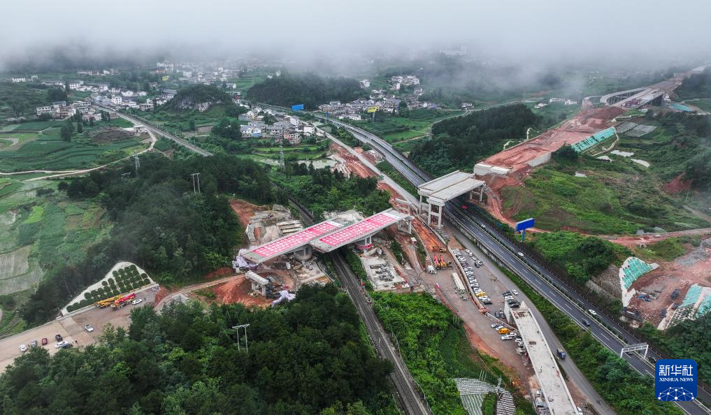 贵州乌长高速高坝大桥成功转体