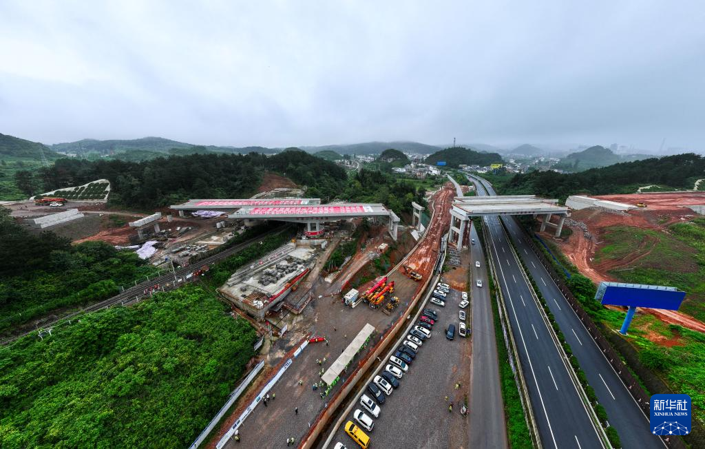 贵州乌长高速高坝大桥成功转体