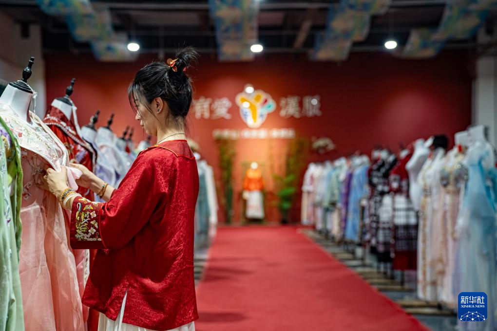 宝藏之城丨这座小城织就百亿汉服产业