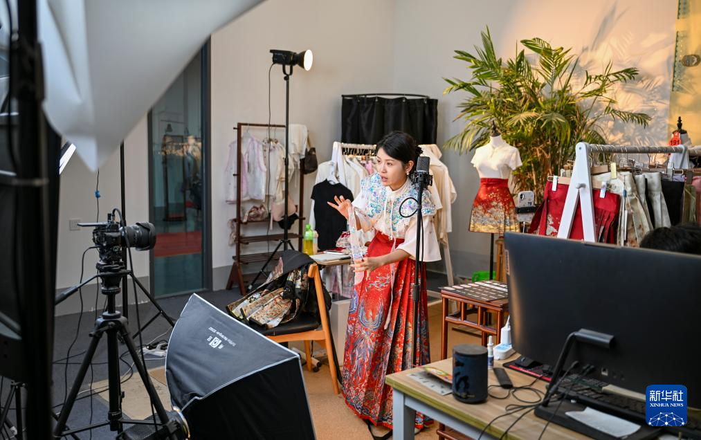 宝藏之城丨这座小城织就百亿汉服产业