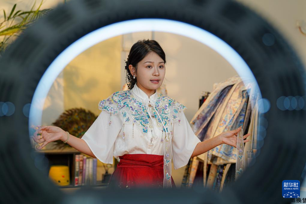 宝藏之城丨这座小城织就百亿汉服产业
