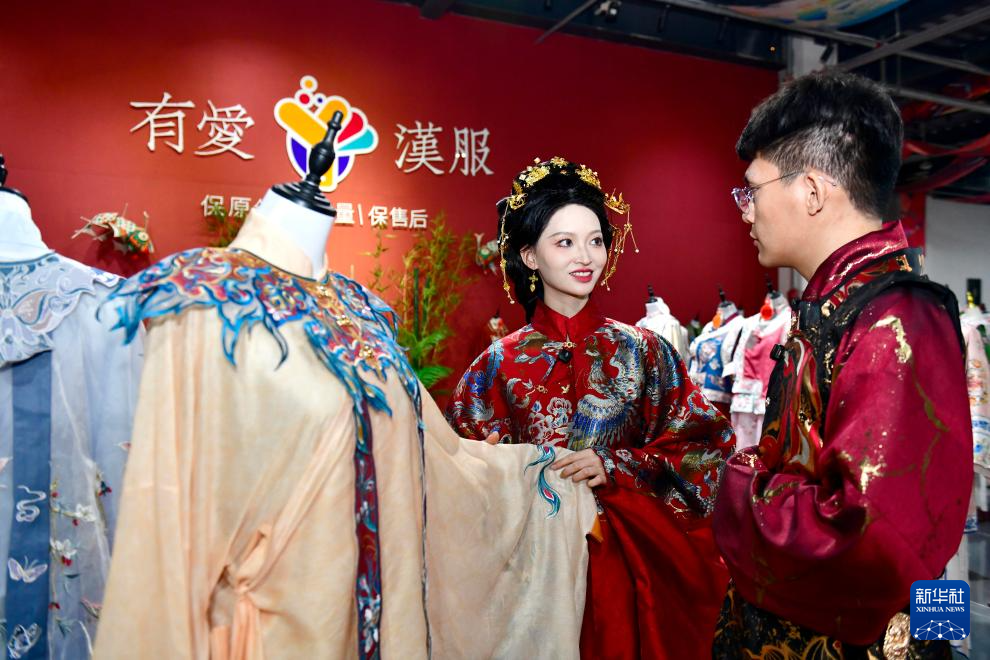 宝藏之城丨这座小城织就百亿汉服产业