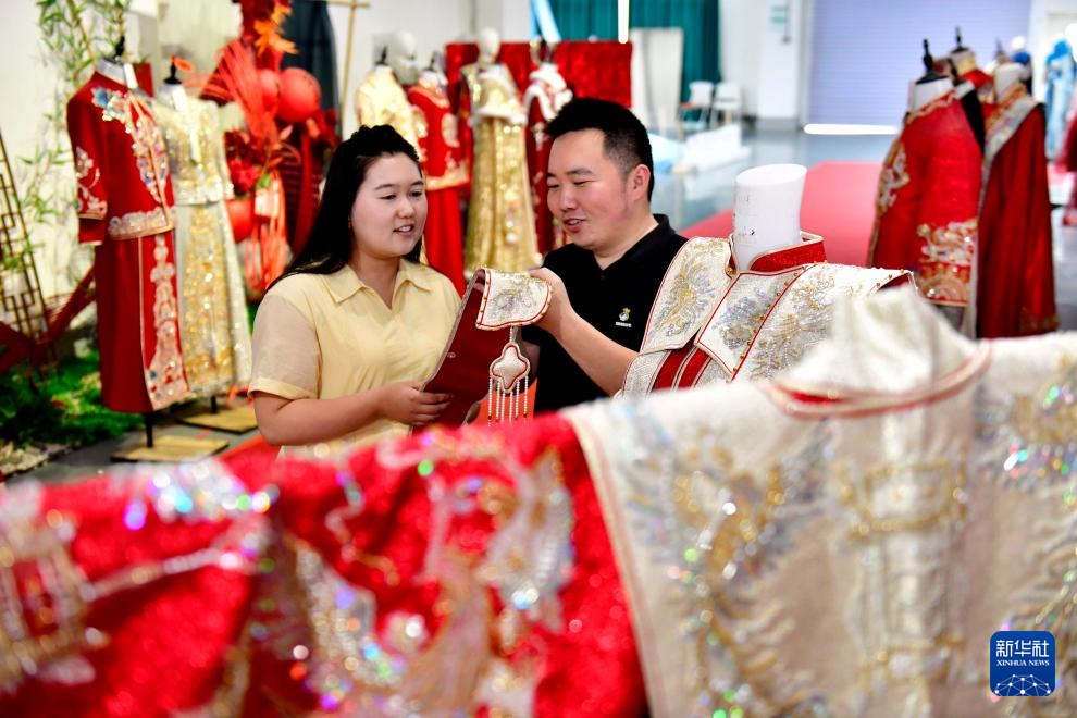 宝藏之城丨这座小城织就百亿汉服产业