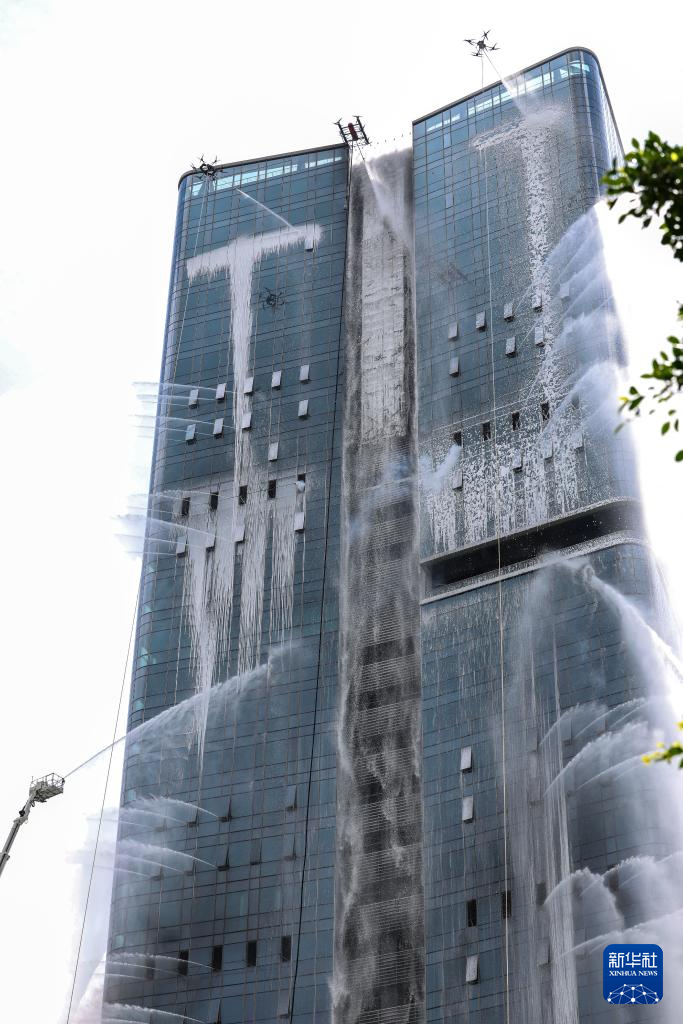 “应急使命·2025”城市高层建筑火灾扑救演习在深圳举行