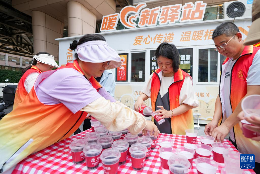 高温下，“暖新驿站”化身清凉补给站