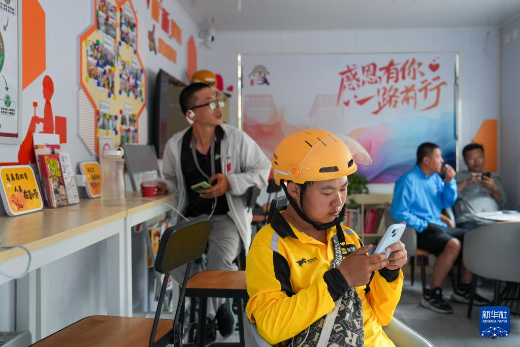高温下，“暖新驿站”化身清凉补给站