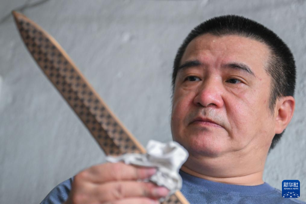 铅锡刻镂：飞刀走线，青铜“生花”