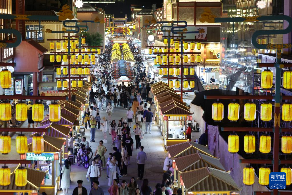 甘肃敦煌：夜市焕新释放文旅消费潜力