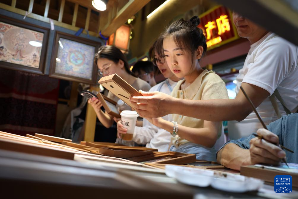 甘肃敦煌：夜市焕新释放文旅消费潜力