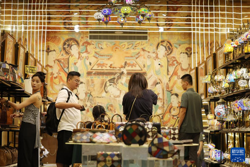 甘肃敦煌：夜市焕新释放文旅消费潜力