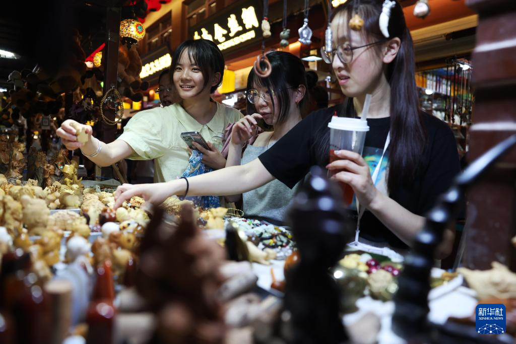 甘肃敦煌：夜市焕新释放文旅消费潜力