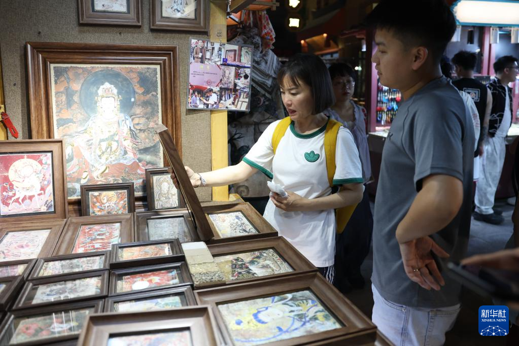 甘肃敦煌：夜市焕新释放文旅消费潜力