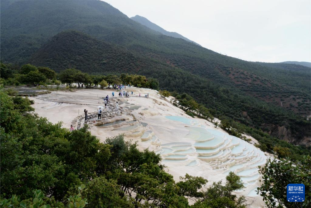 云南香格里拉：白水台秀美如画