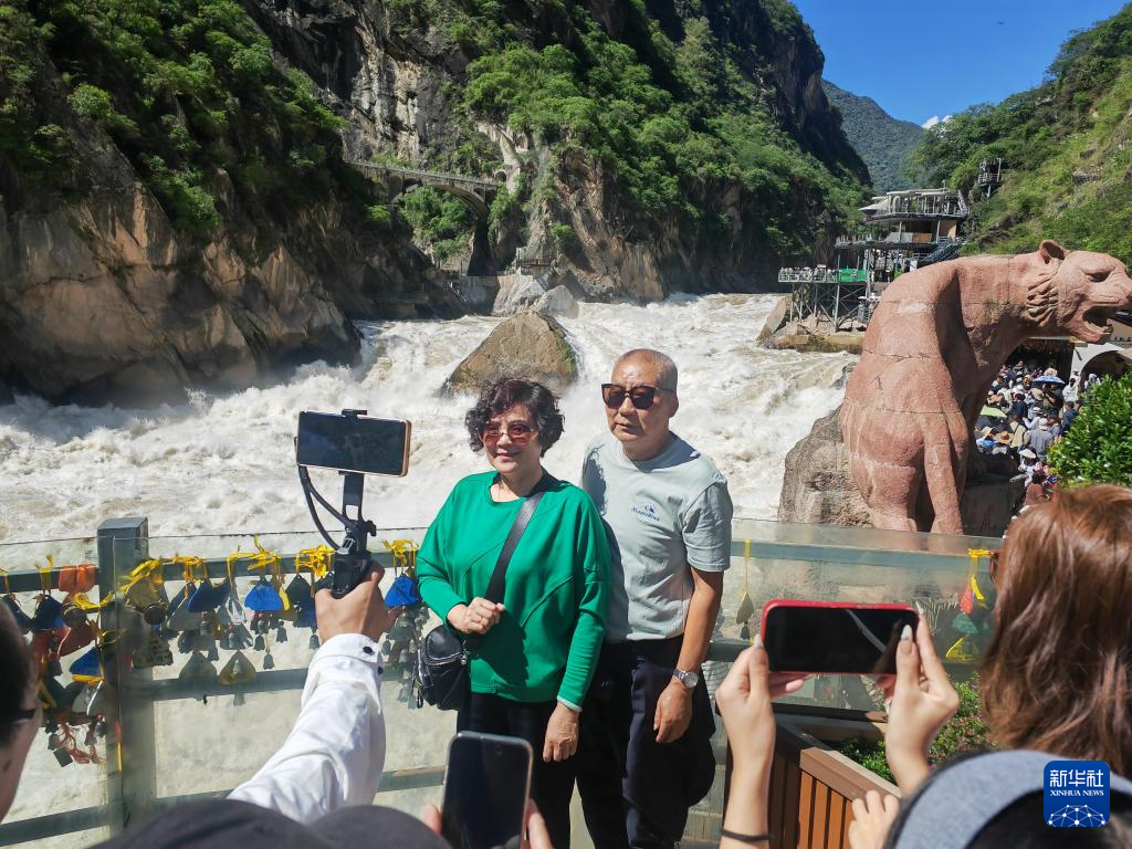 云南虎跳峡：夏日旅游热度攀升