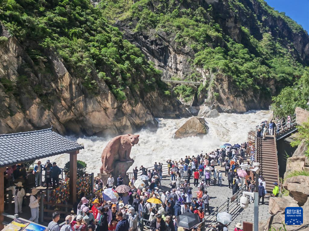 云南虎跳峡：夏日旅游热度攀升