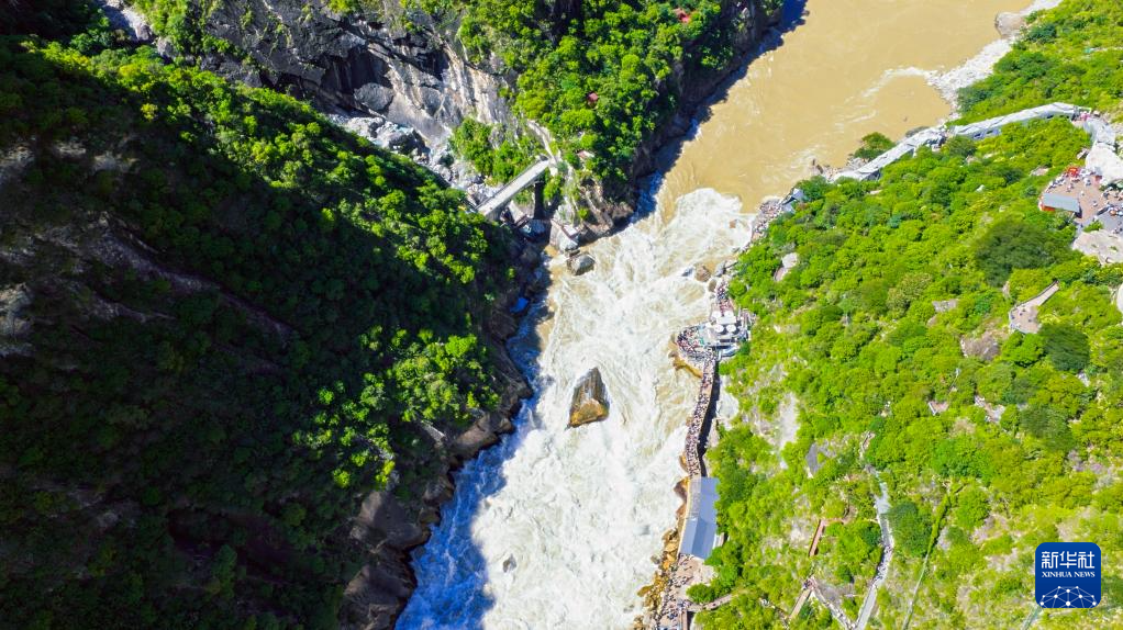 云南虎跳峡：夏日旅游热度攀升