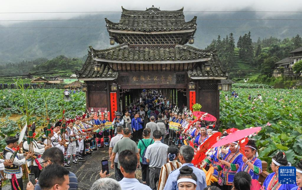 广西三江：荷花伴侗歌 农文旅融合引客来