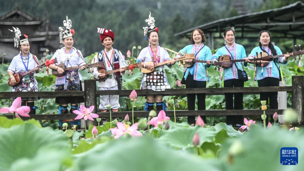 广西三江：荷花伴侗歌 农文旅融合引客来