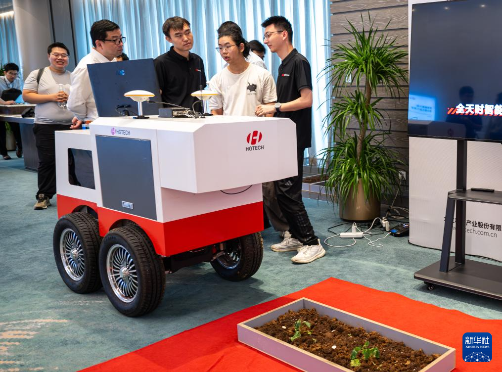 国内首台全天时智能激光除草机器人发布