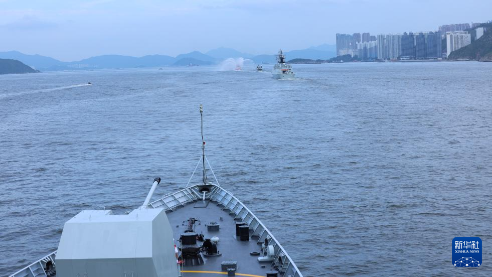 中国海军山东舰航母编队抵达香港