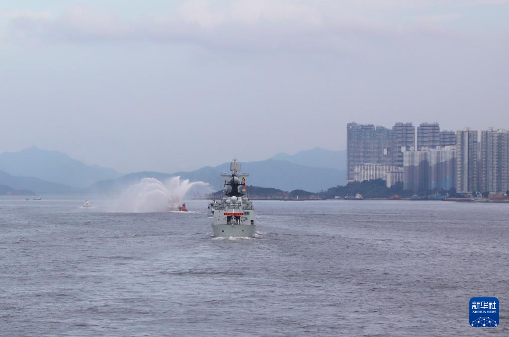 中国海军山东舰航母编队抵达香港