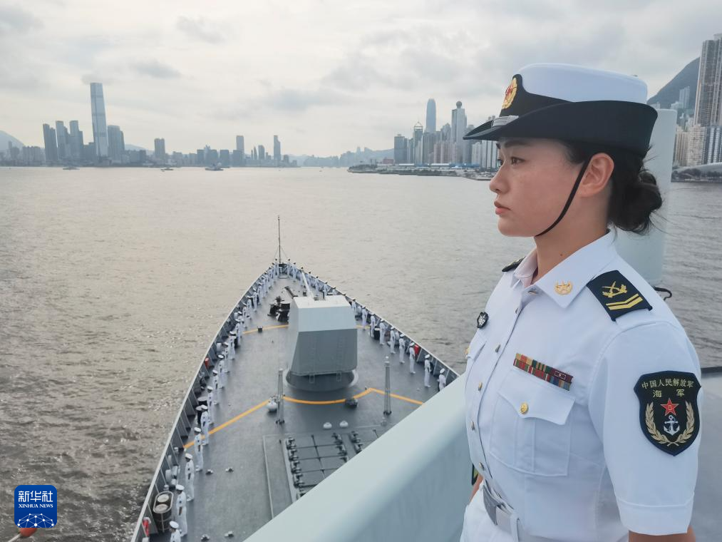 中国海军山东舰航母编队抵达香港