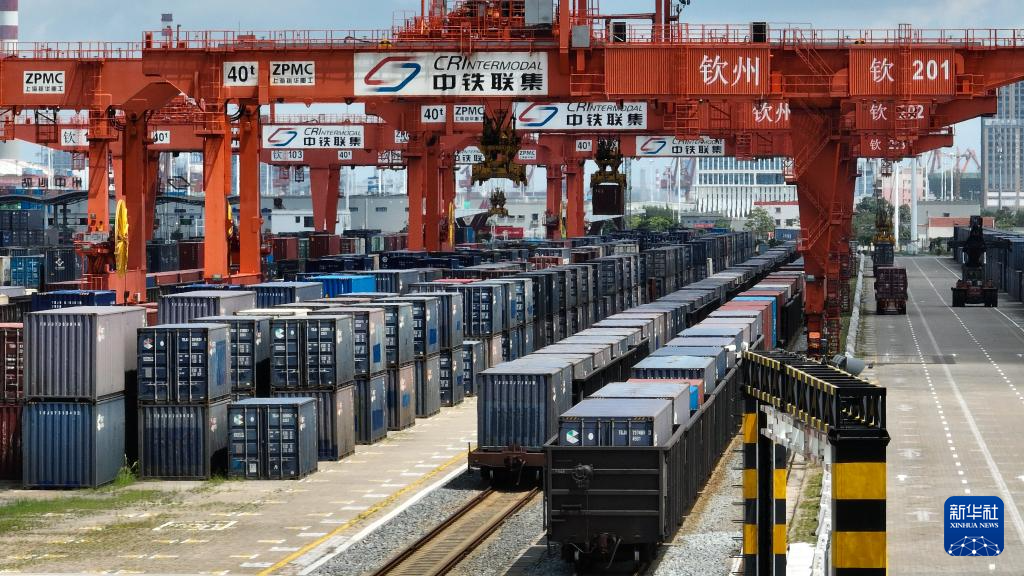 今年前6个月西部陆海新通道班列运量同比增长76.9%