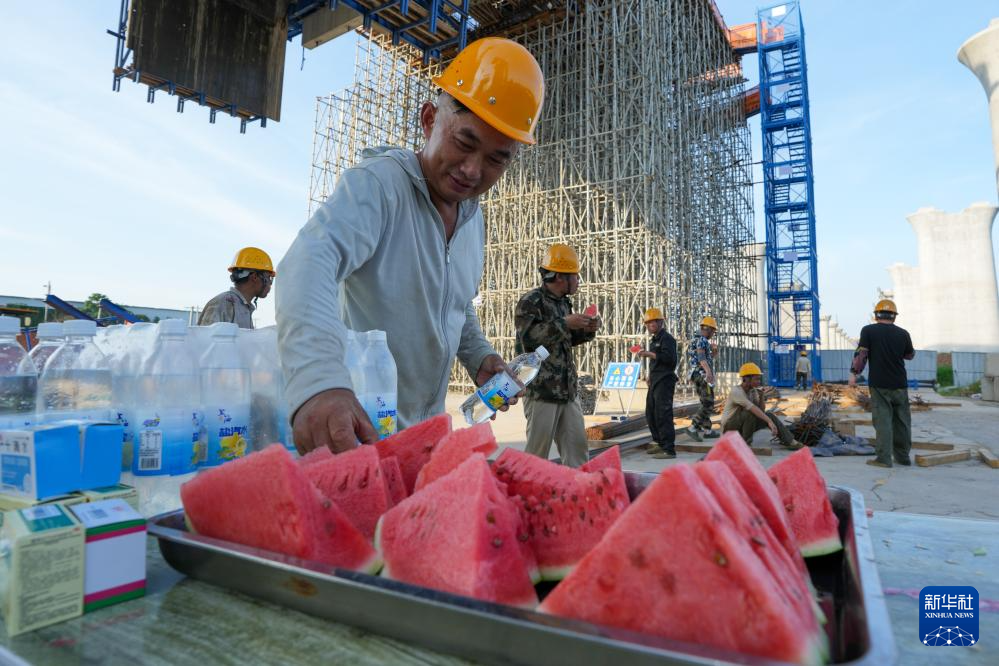 高温下的铁路建设者