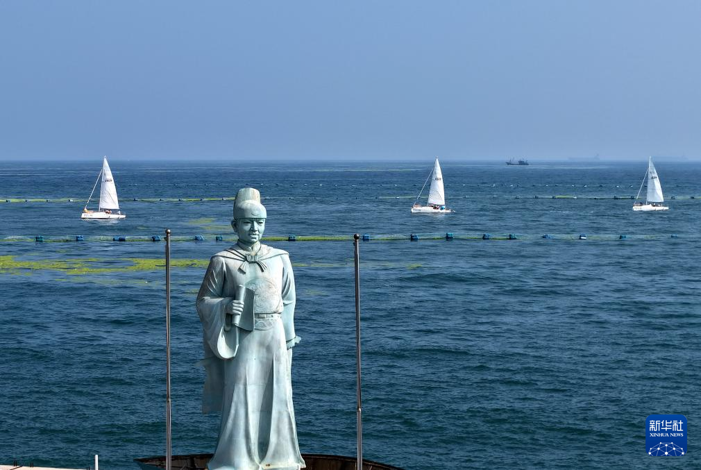 山东青岛举行海上巡游迎接中国航海日