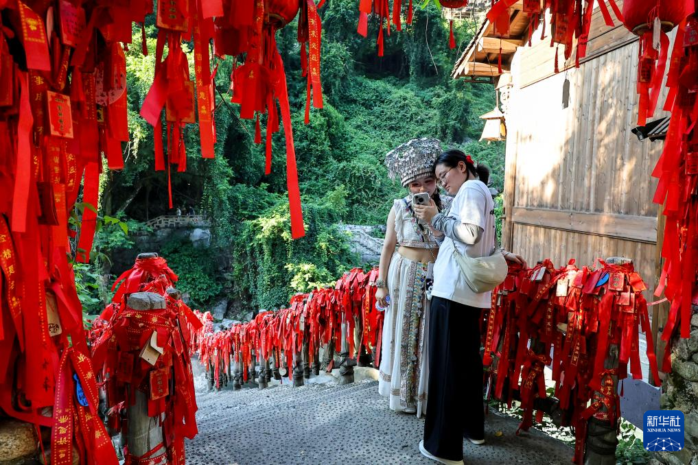 活力中国调研行｜废弃矿区蝶变“侠客世界”，江西这个景区有点“仙”