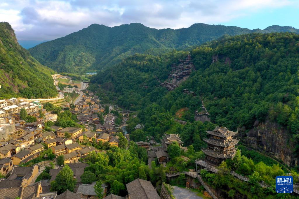 活力中国调研行｜废弃矿区蝶变“侠客世界”，江西这个景区有点“仙”