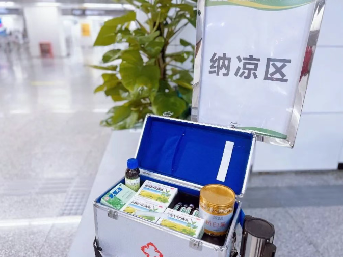 这里装得下公文包 也容得下安全帽！