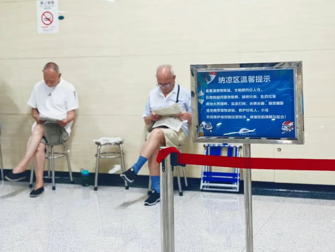 这里装得下公文包 也容得下安全帽！