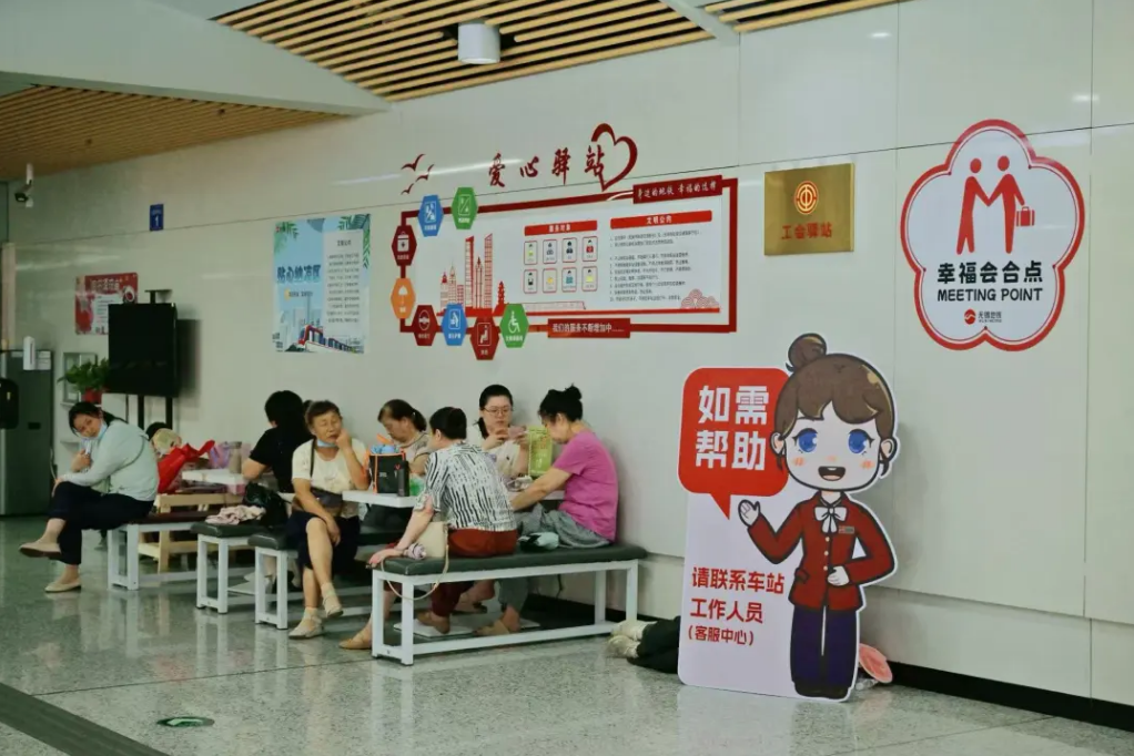这里装得下公文包 也容得下安全帽！