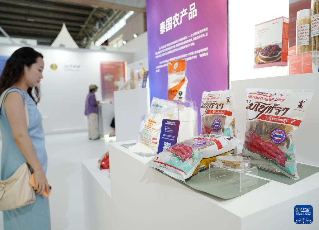 新华全媒+丨从田园到餐桌：链博会里看中外美食