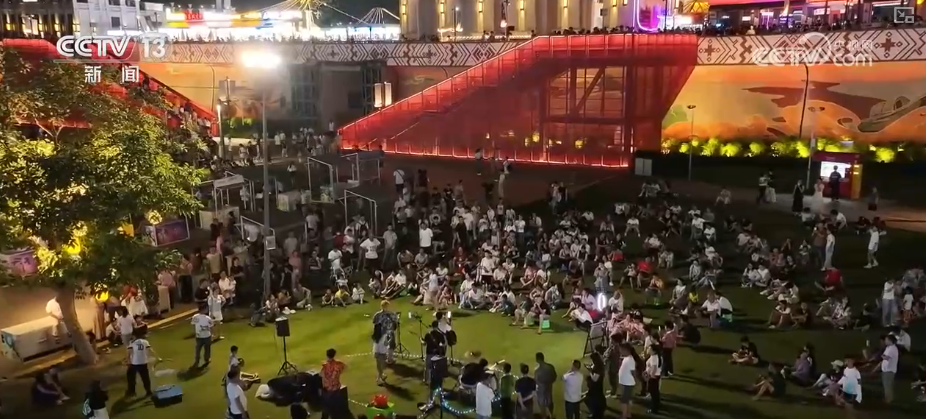 看演出、赏夜景、品美食……“夏日夜游”成新宠 “夜时光”点亮消费新活力