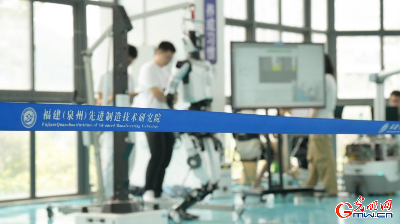 智能服务型机器人助力数据“破壁”
