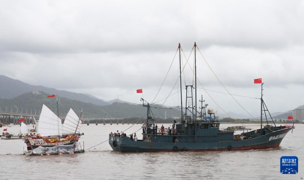 浙江台州：送大暑船