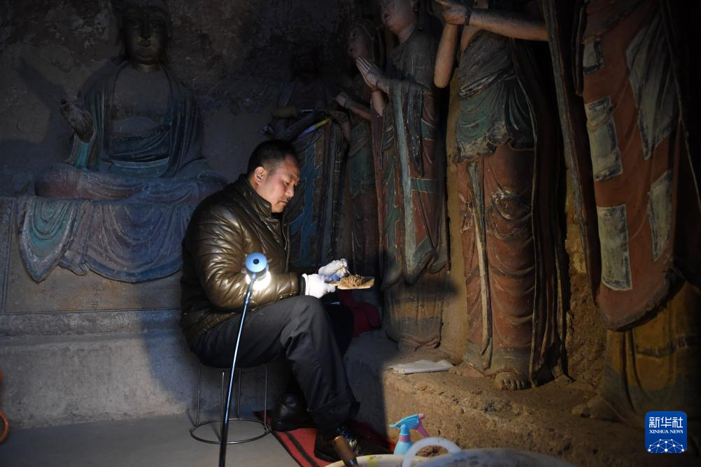 文化中国行·守宝人丨用40年光阴，为麦积山石窟“缝补”千年文脉