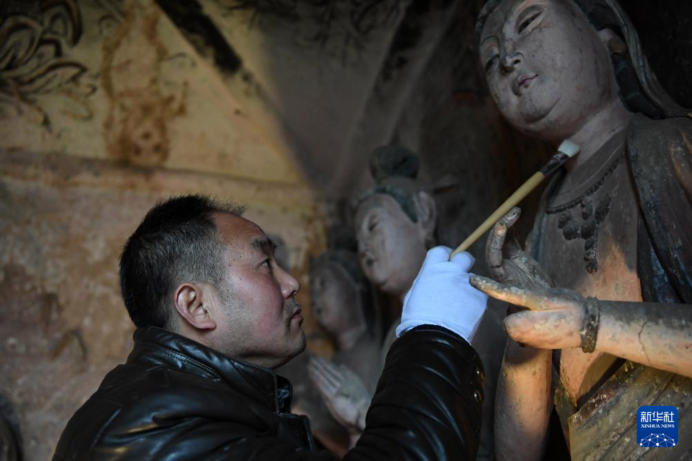 文化中国行·守宝人丨用40年光阴，为麦积山石窟“缝补”千年文脉