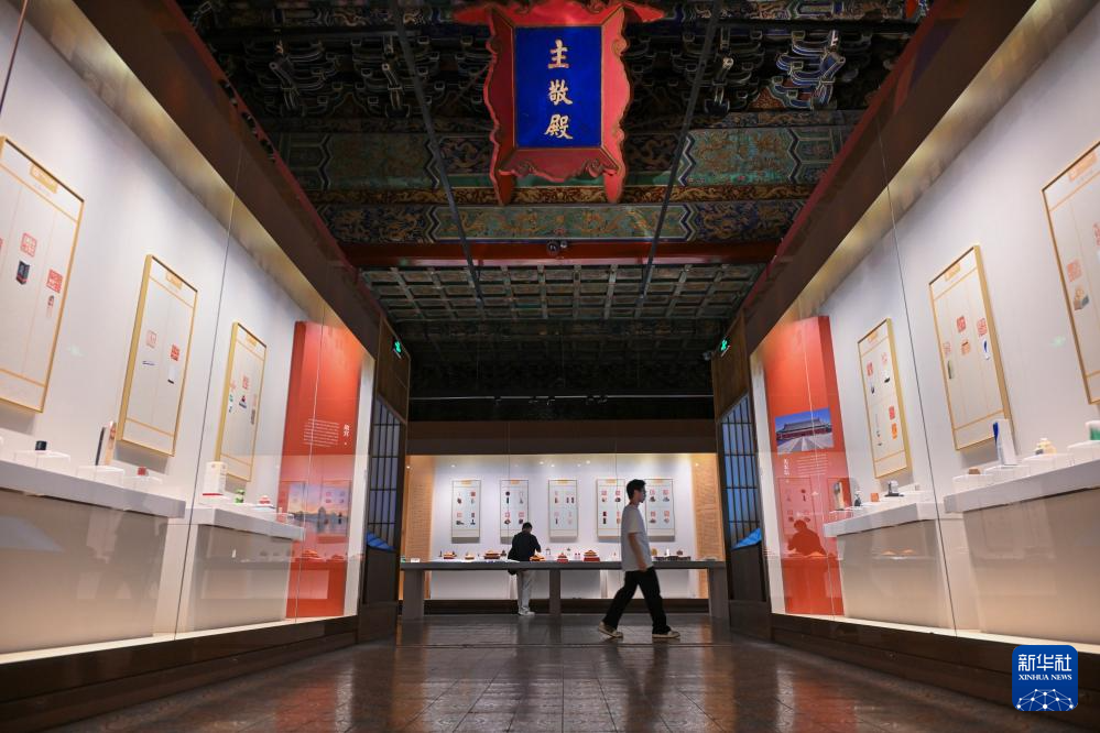 北京中轴线篆刻作品在故宫展出