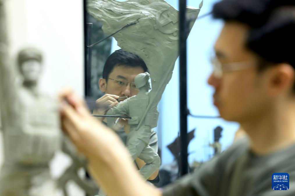 用雕塑凝固抗战记忆