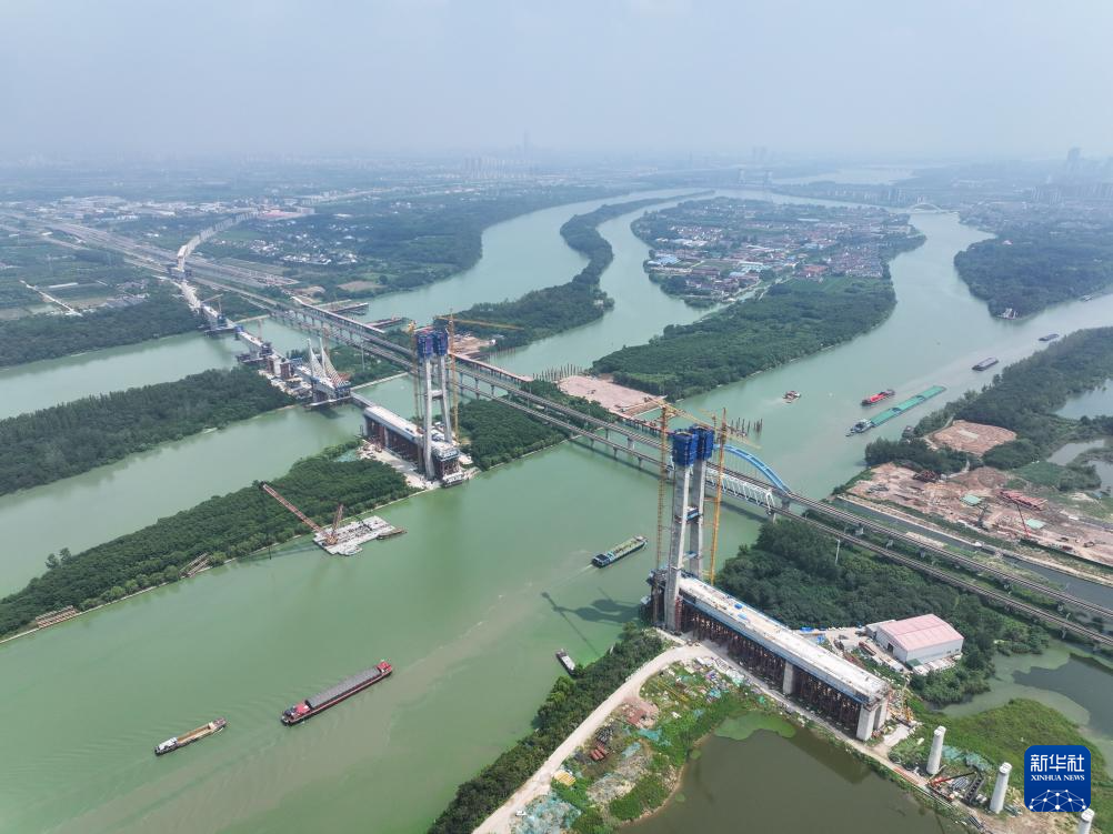 沪渝蓉高铁跨京杭运河斜拉桥主塔封顶