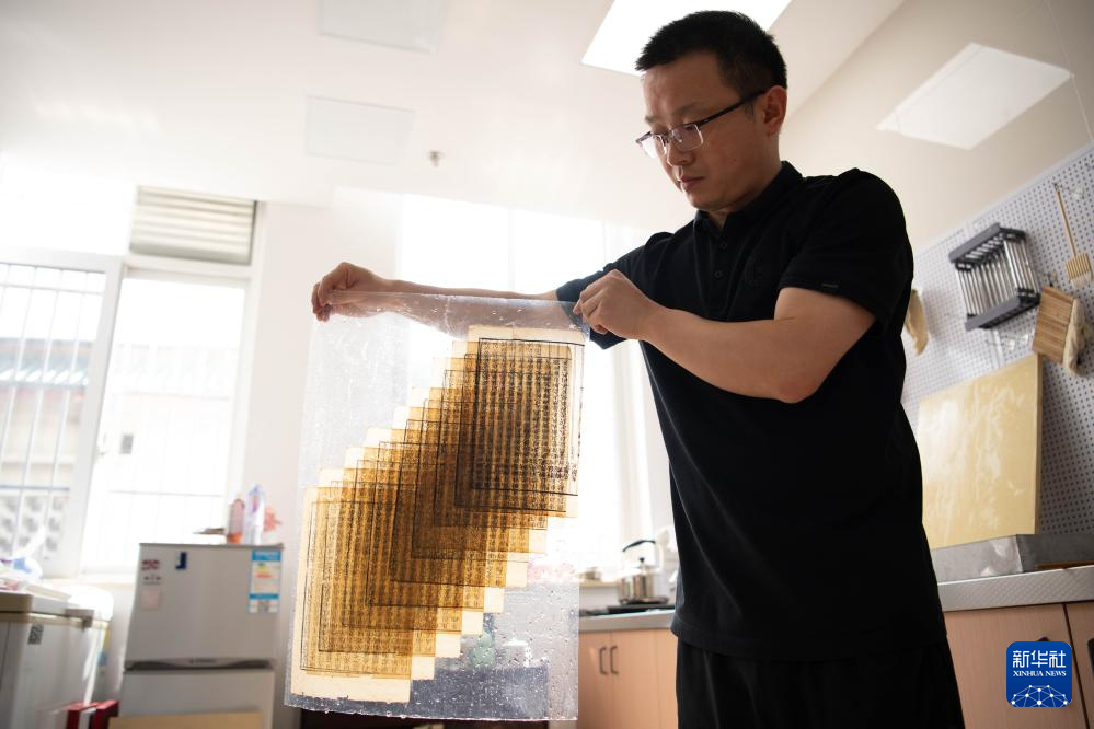 文化中国行·守宝人｜走近百年图书馆里的古籍守护者
